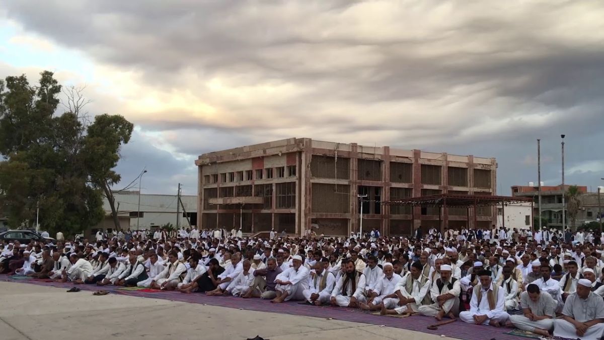 مع زخات من المطر.. صلاة عيد الأضحى في الميدان العام بصبراتة