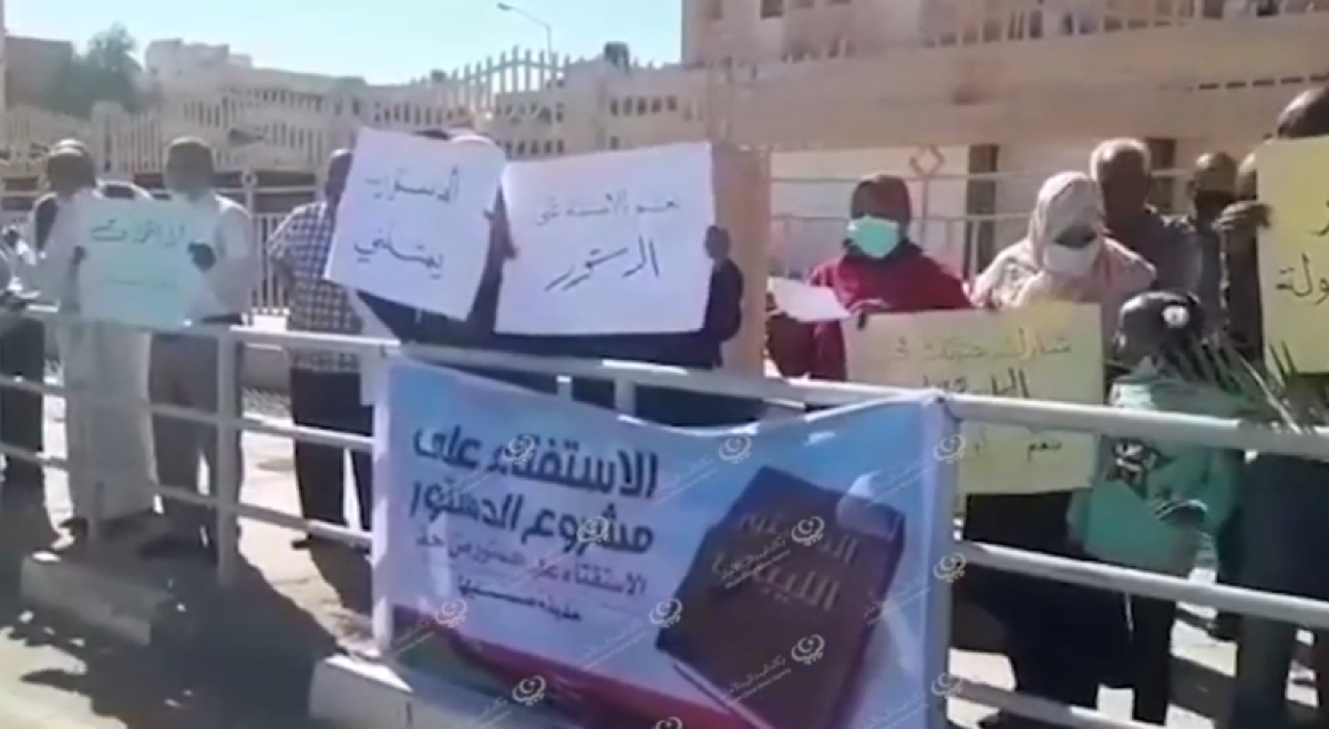 حراك (الاستفتاء حقي) ينظم وقفة للمطالبة بالاستفتاء على الدستور بسبها