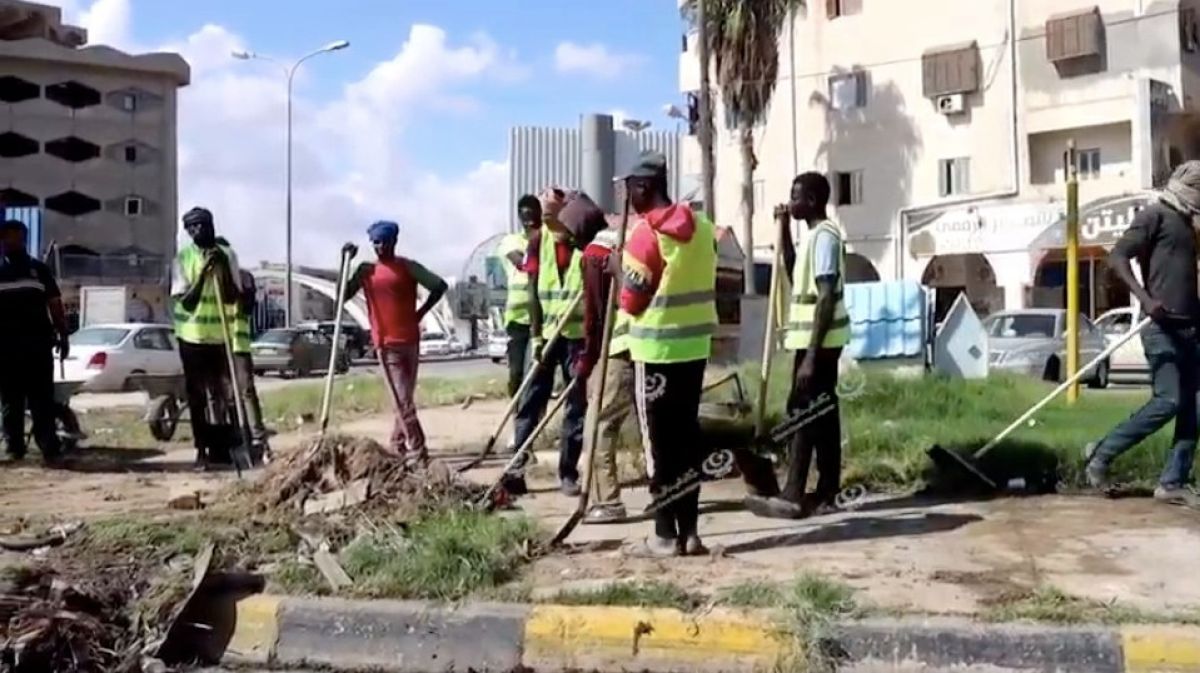 حملة لرفع المخلفات في زليتن وتعشيب الحدائق العامة 