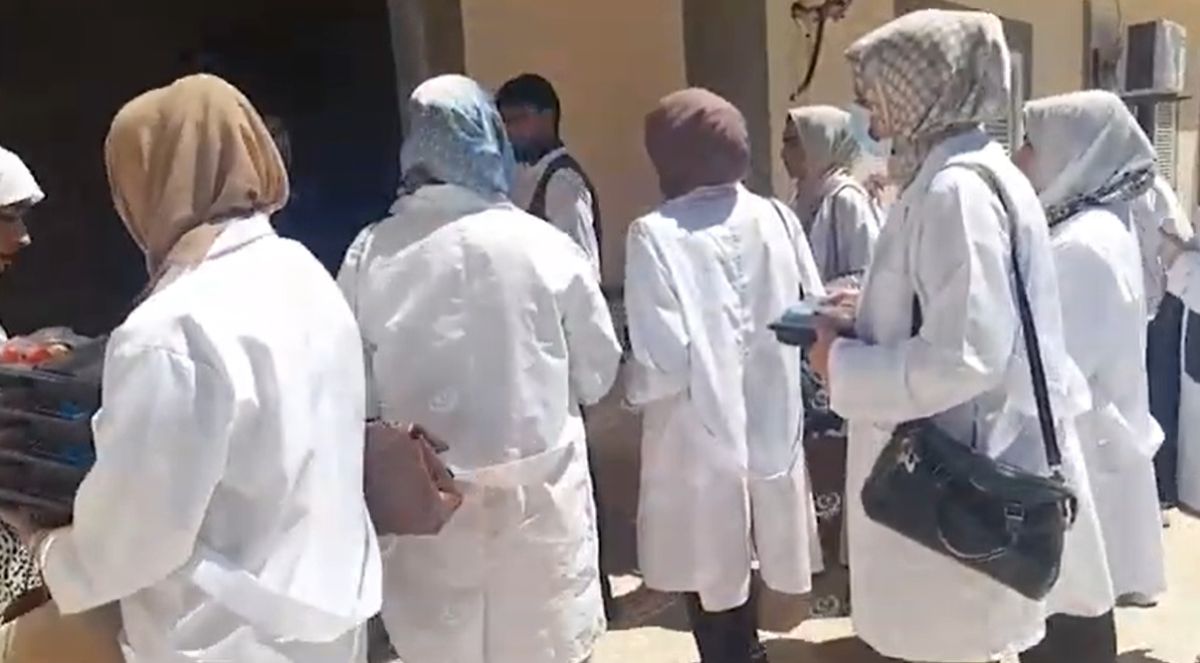 طلاب كلية التقنية الطبية بجامعة عمر المختار يزورون دار الوفاء للمسنين بمنطقة مسة