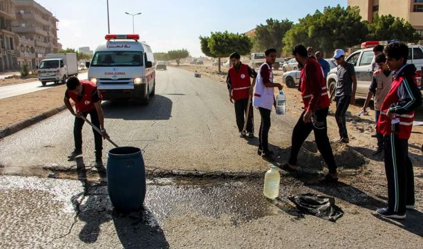 متطوعون يرممون عددا من الطرق و الشوارع الرئيسة بمدينة طبرق