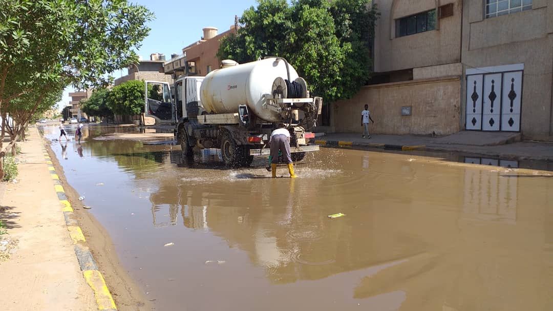 شركة المياه تبدأ في فتح انسداد خط الصرف الصحي بمحلة المهدية سبها