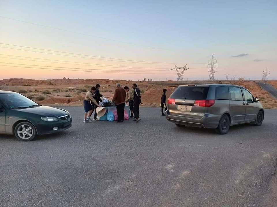 حملة إفطار صائم بجسر وادي الأثل الرابط بين طريق طرابلس وجبل نفوسة