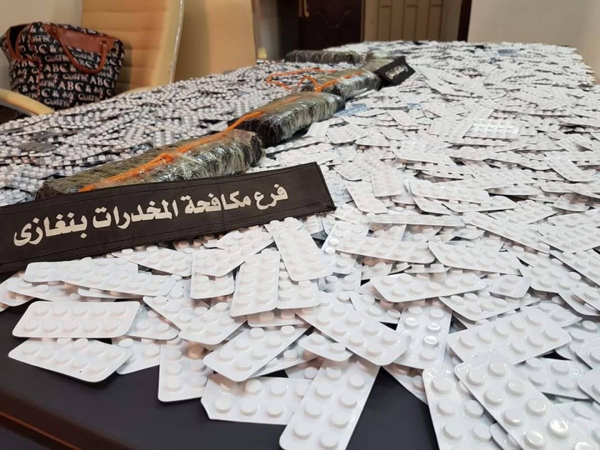 بنغازي.. ضبط تشكيل يمتهن جلب وترويج المخدرات وبحوزتهم (37600) قرص مخدر