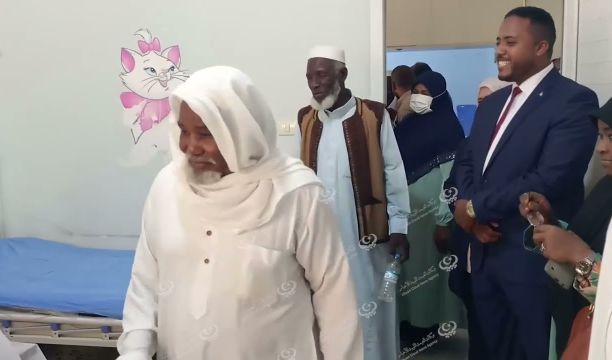 لاجئين سودانيين يفترشون الأرض أمام مفوضية اللاجئين بطرابلس