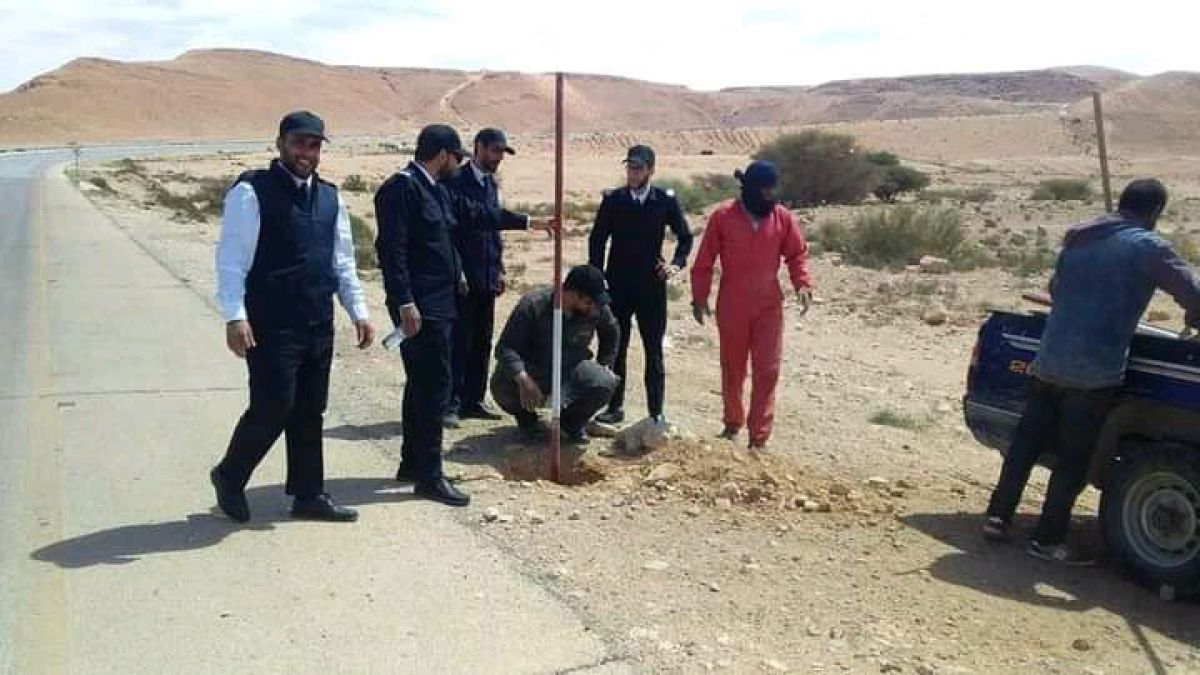 قسم المرور والتراخيص بمديرية أمن مزدة يشرع في وضع إشارات المرور على الطريق العام