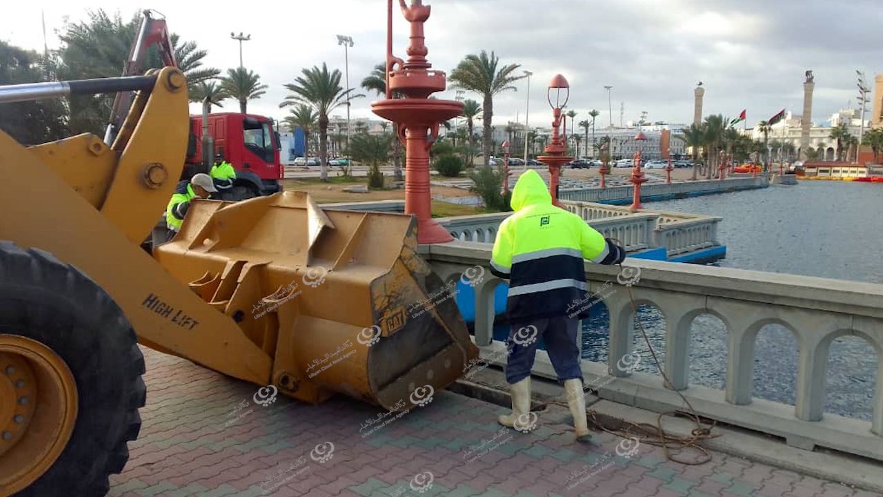 تنظيف وتجديد المياه في بحيرة السرايا وسط مدينة طرابلس