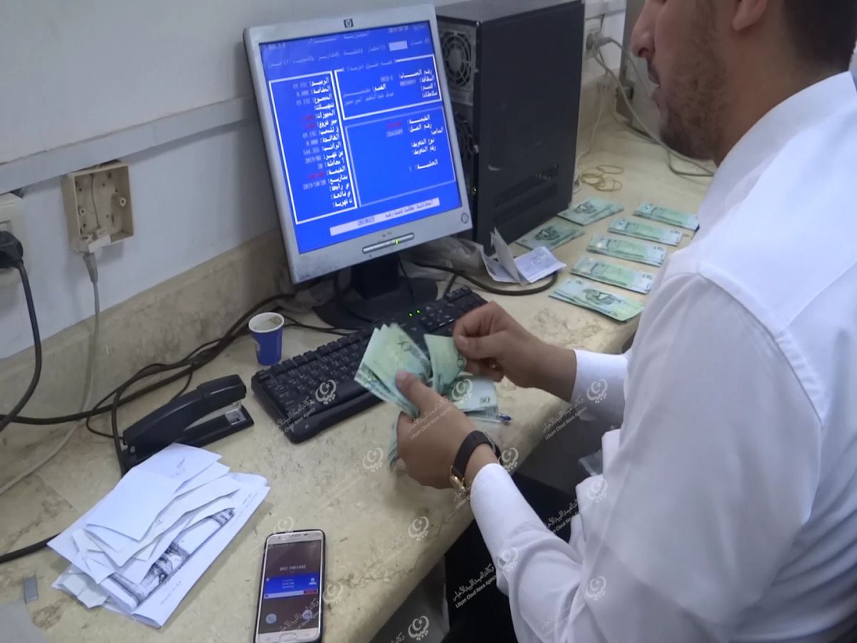 حلول بخسائر يلجاء لها المواطن لتوفير السيولة النقدية المفقودة في بعض المناطق 1 حلول بخسائر يلجاء لها المواطن لتوفير السيولة النقدية المفقودة في بعض المناطق