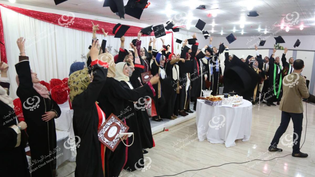 جامعة طبرق تخرج الدفعة الثانية من طلبة كلية الطب البشري