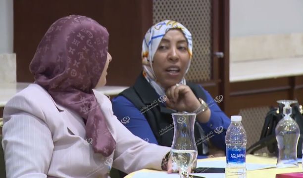 لاجئين سودانيين يفترشون الأرض أمام مفوضية اللاجئين بطرابلس