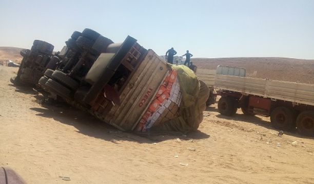 شاحنة محملة بالمواد الغذائية تنقلب أسفل منحدر البطمة