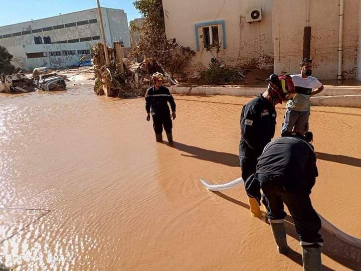 فريق الإنقاذ التونسي ينقذ شخص من تحت الأنقاض