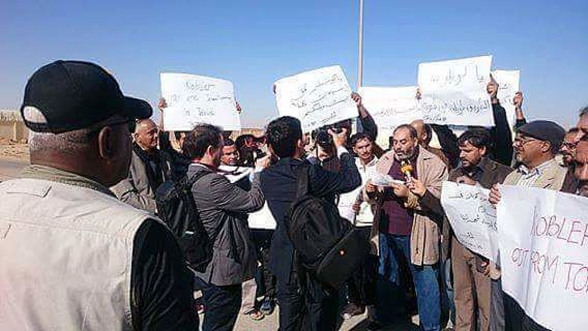 احتجاج في مطار طبرق على زيارة كوبلر