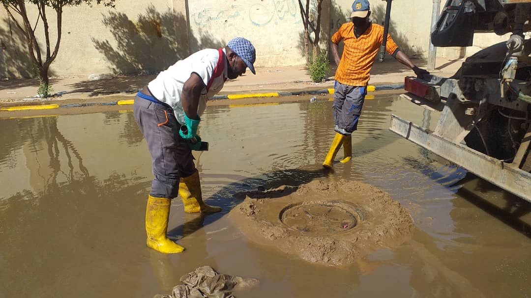 شركة المياه تبدأ في فتح انسداد خط الصرف الصحي بمحلة المهدية سبها