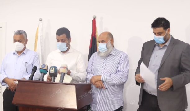 حملة تنظيف على جانبي طريق مدخل قرية (بئر غني)