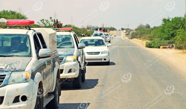 إصابة سائق شاحنة أثناء شعوره بالنعاس ما أدى إلى انقلابها بطريق المطار بطرابلس