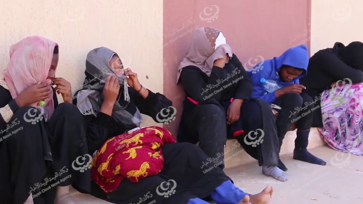 إيقاف (120) مهاجرا غير شرعي كانوا ينوون المغادرة عبر قارب مطاطي بزوارة