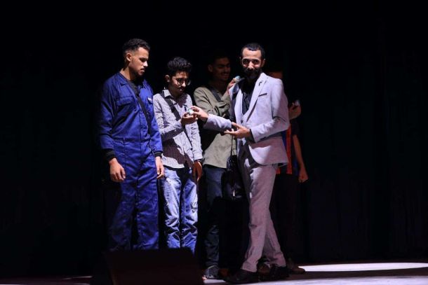 والد طفلة مريضة يناشد رئيس حكومة الوحدة الوطنية النظر في ملف مرضى ضمور العضلات