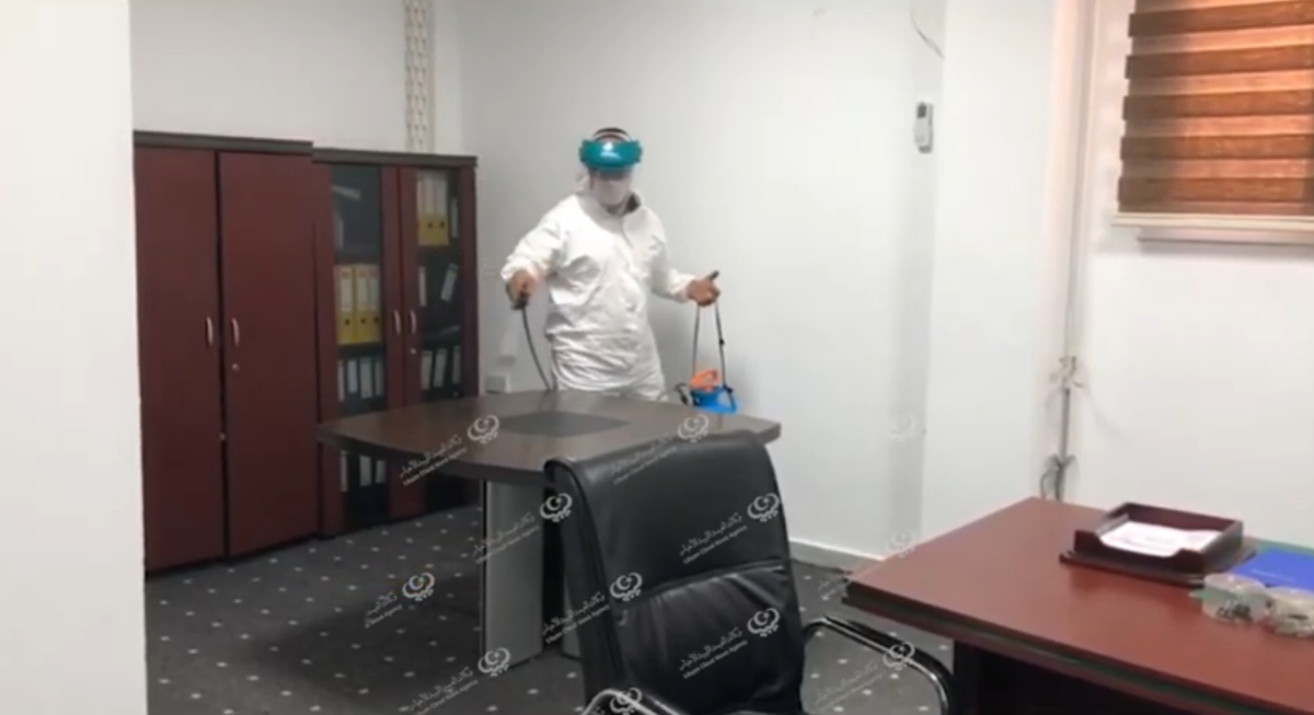 جهاز الطب العسكري يقوم بحملة تعقيم ورش لمبنى ديوان وزارة الثقافة والتنمية المعرفية لمجابهة فيروس (كورونا)
