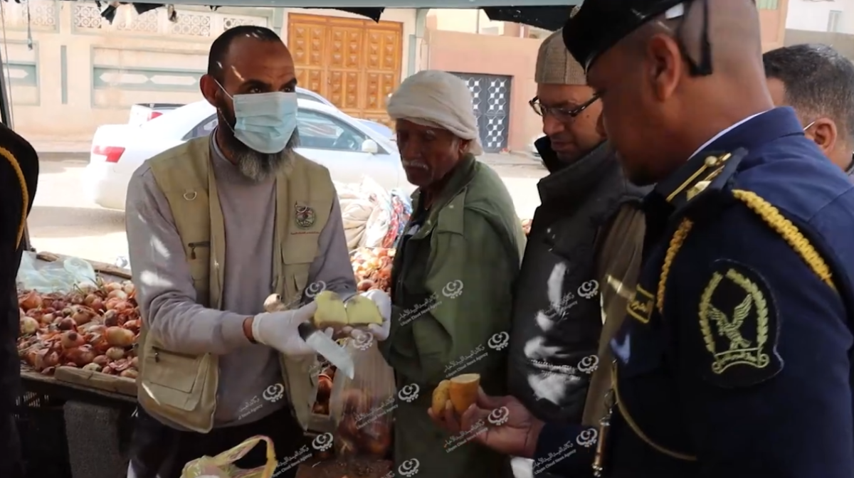 جولة تفتشية للحرس البلدي وعناصر مركز الرقابة على الأغذية و الأدوية داخل سوق الثلاثاء الأسبوعي غدامس