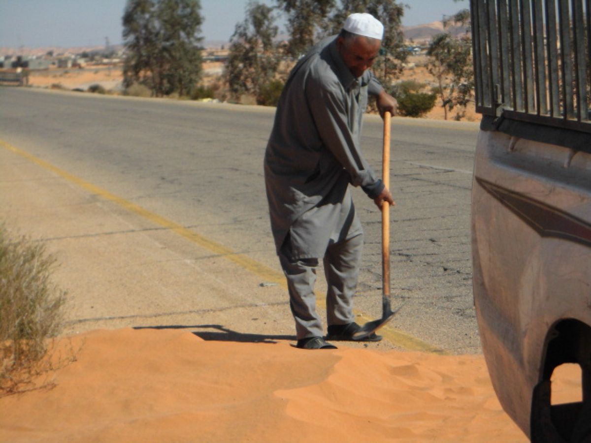 مواطن من مزدة يتطوع لإزالة كثيب من الرمل