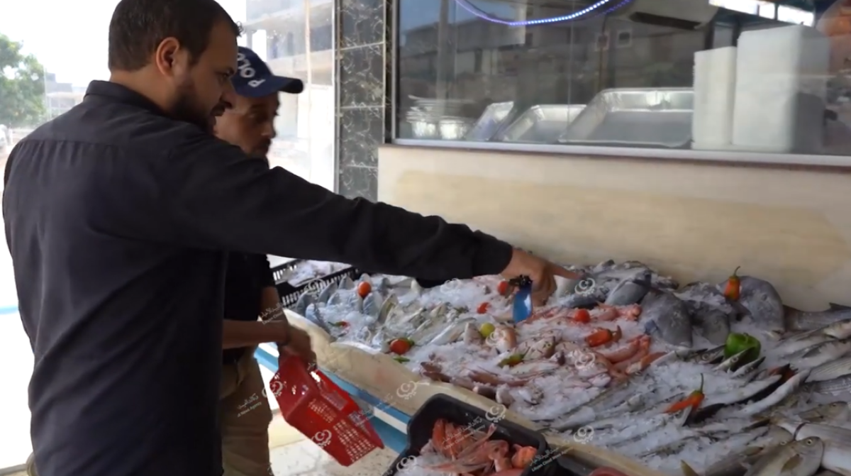 بعد رواجها.. إقبال أهالي مدينة البيضاء على تجارة الأسماك