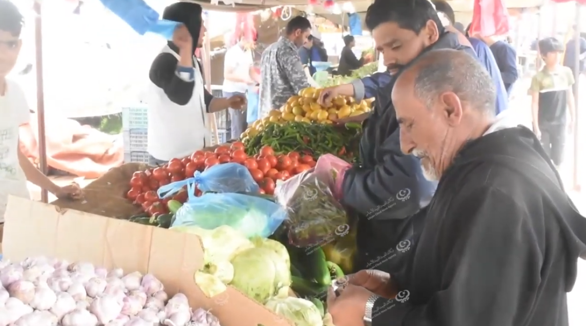 أجواء سوق (الأحد) الشعبي للخضروات والفواكه في مدينة البيضاء خلال شهر رمضان