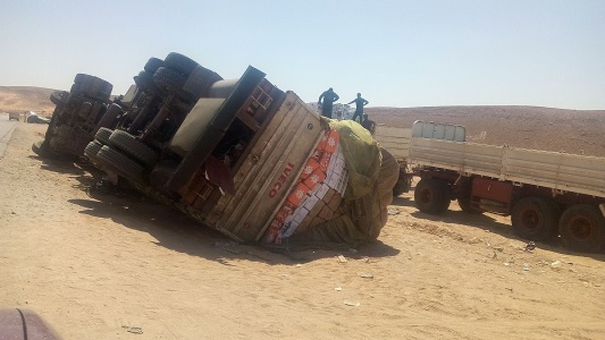 شاحنة محملة بالمواد الغذائية تنقلب أسفل منحدر البطمة