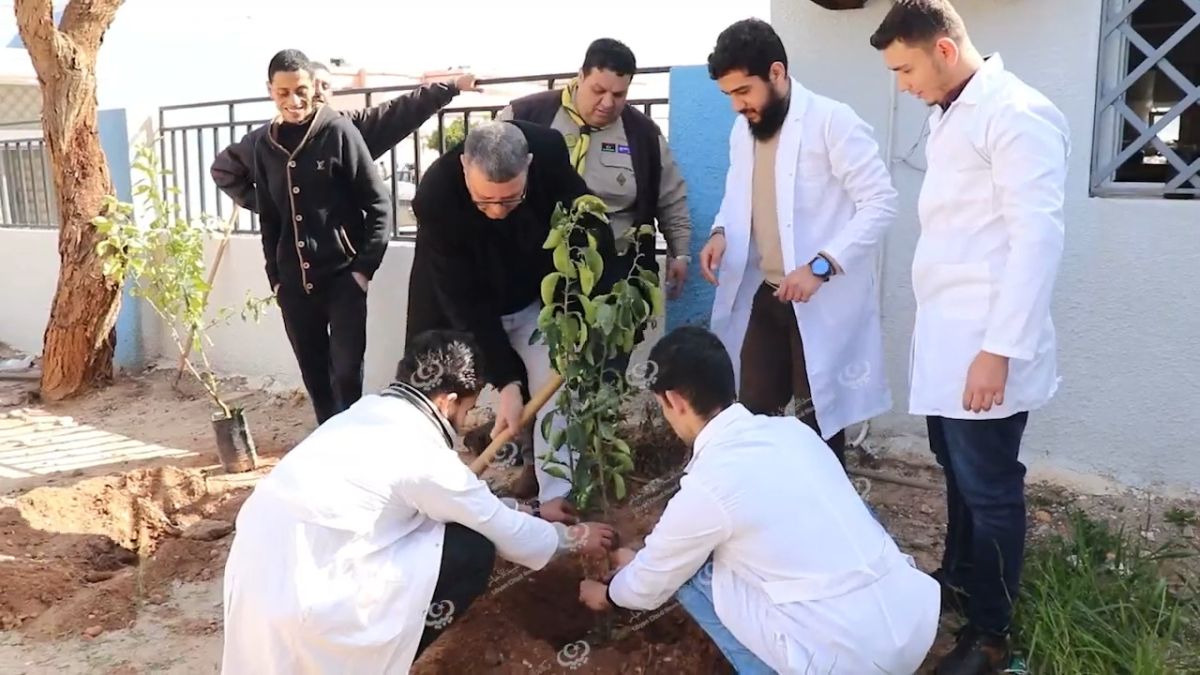 فوج الكشافة والمرشدات يقوم بحملة تشجير بكلية الطب البشري جامعة درنة