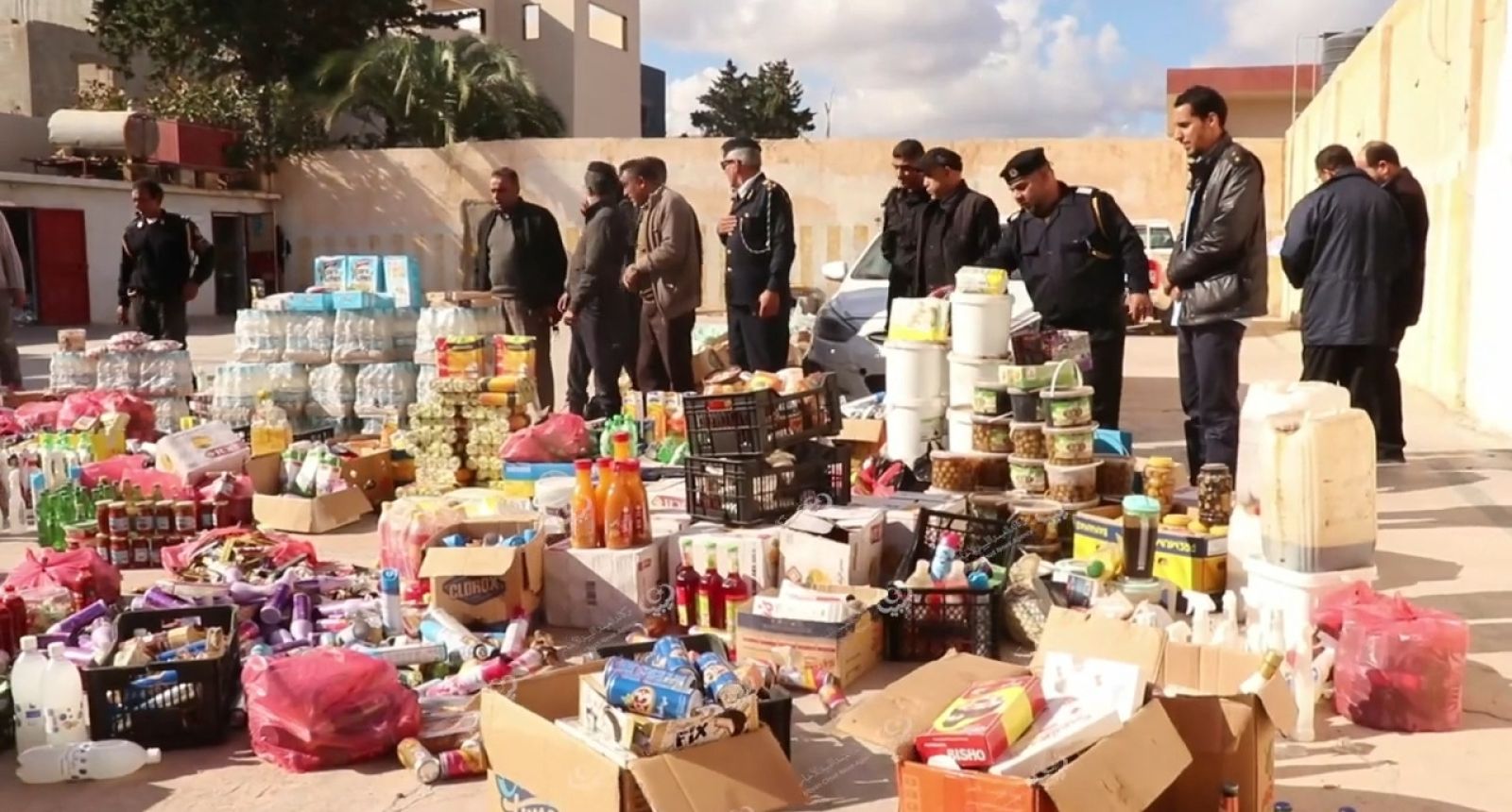 الحرس البلدي درنة يتلف أدوية ومواد غذائية منتهية الصلاحية