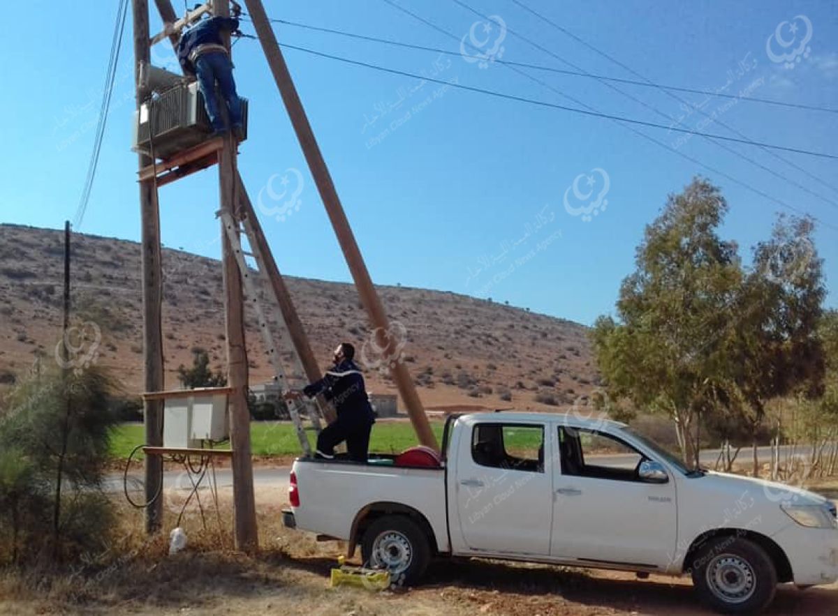 صيانة محول كهربائي هوائي بقدرة (200) كيلو فولت بمنطقة رأس أم الحصان بتوكرة