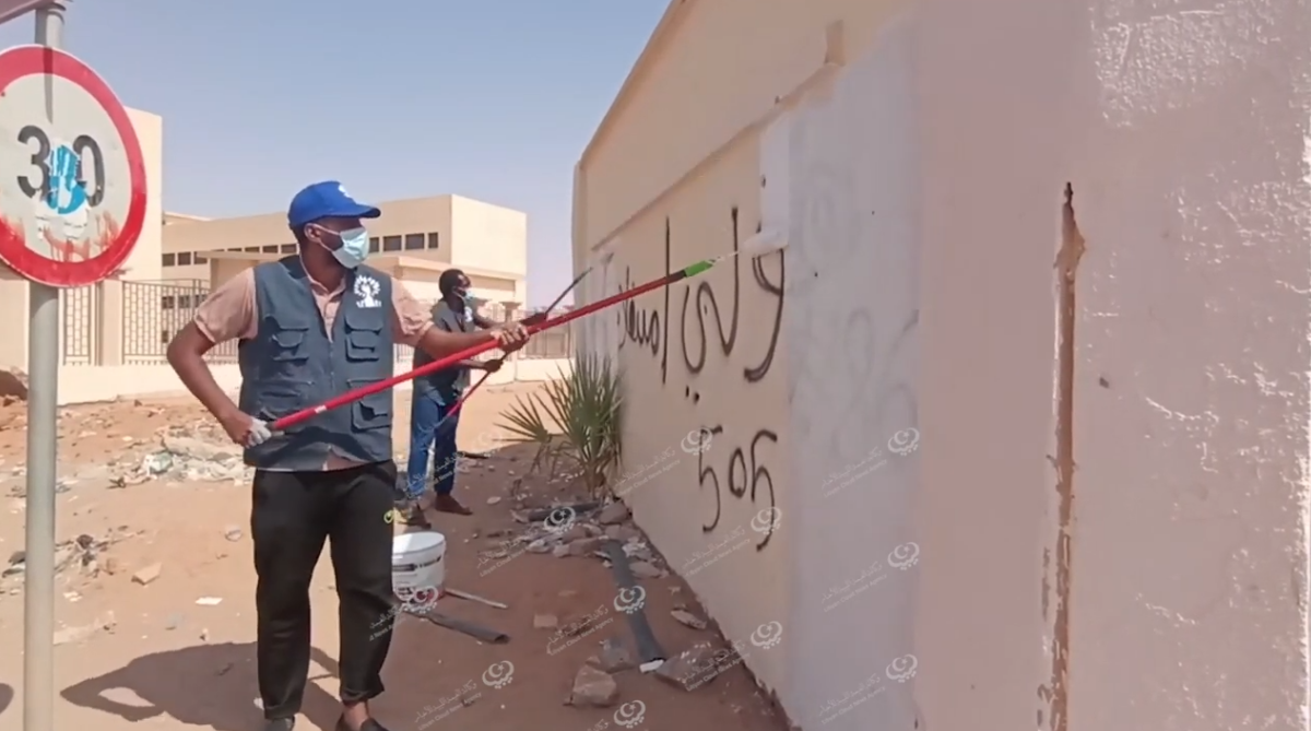 فريق (أنا متطوع) يواصل إزالة التشوهات من على أسوار الشوارع بأوباري