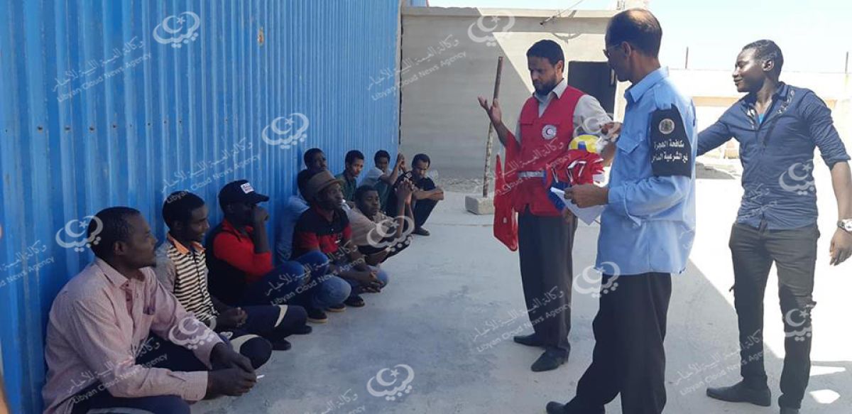 إجراء الكشف الطبي للمهاجرين غير القانونيين بمركز إيواء الساحل 1 إجراء الكشف الطبي للمهاجرين غير القانونيين بمركز إيواء الساحل