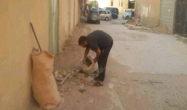 شاب من مزدة يتطوع لإزالة القمامة من أحد شوارع المدينة