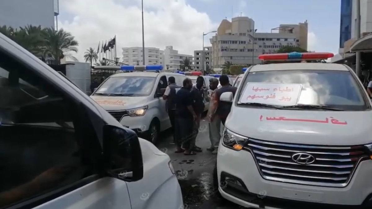 العناصر الطبية والطبية المساعدة تتظاهر أمام مقر المجلس الرئاسي للمطالبة بصرف مرتباتهم