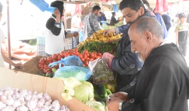 أجواء سوق (الأحد) الشعبي للخضروات والفواكه في مدينة البيضاء خلال شهر رمضان