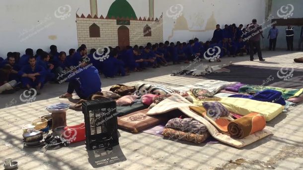 نقل 1844 مهاجر إلى مركز إيواء الحمراء