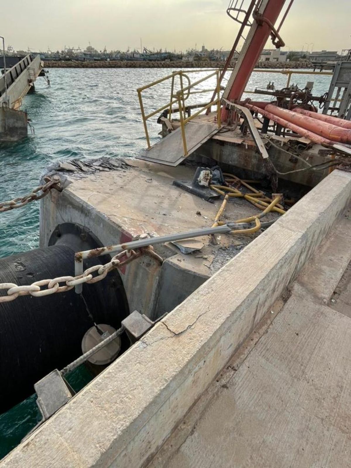 حادث اصطدام باخرة تحمل العلم الليبيري بالرصيف النفطي لشركة البريقة بميناء مصراتة البحري