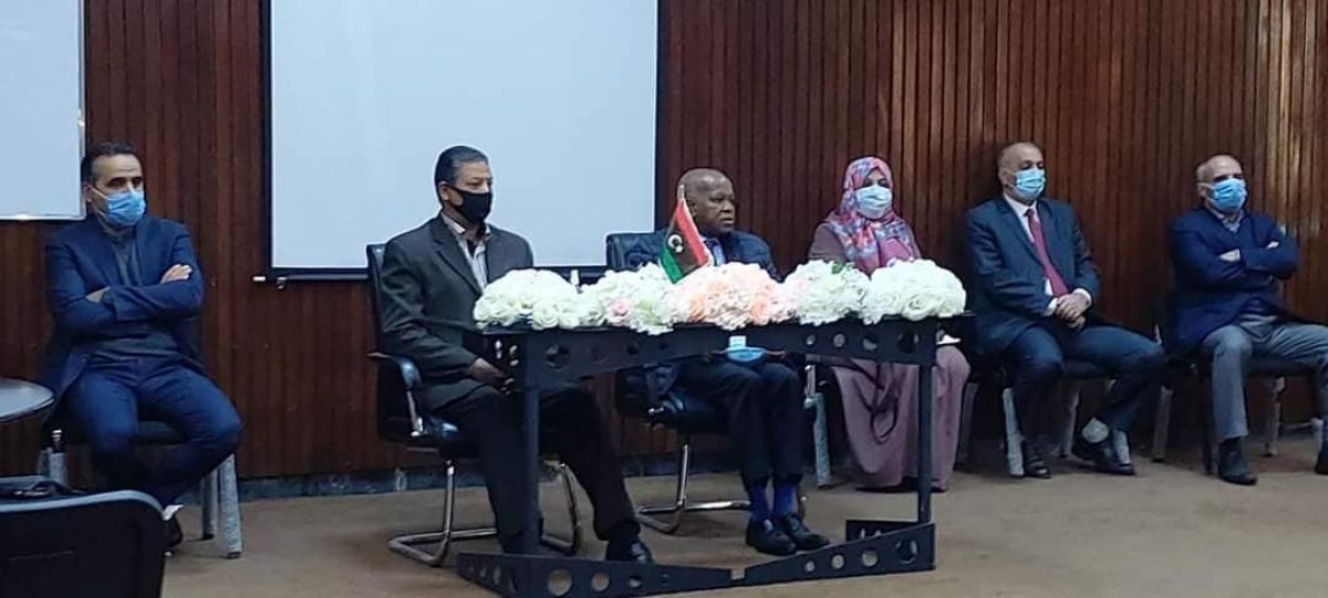 وزير عمل الوفاق يفتتح الدورة التدريبية بعنوان (تشكيل وقيادة الفرق)