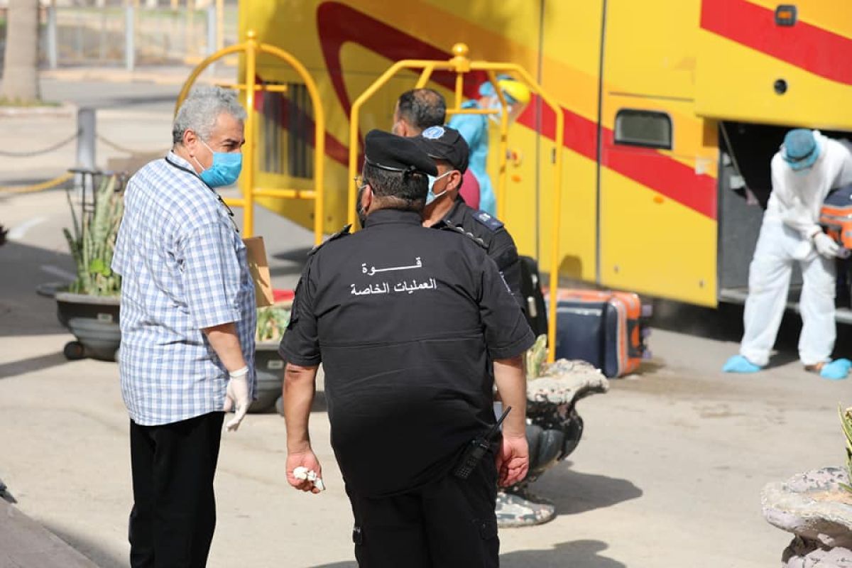 توجه أول دفعة عالقين تعود مباشرة من مصر إلى طرابلس للحجر الصحي بفندق باب البحر