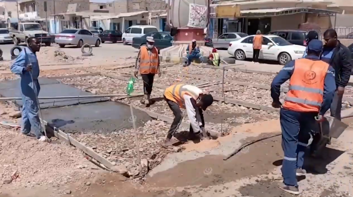 شباب الغريفة يرممون الطريق المتضرر في وسط المدينة
