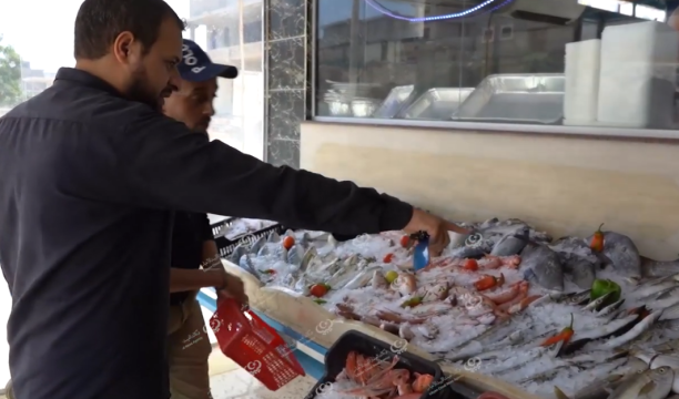 بعد رواجها.. إقبال أهالي مدينة البيضاء على تجارة الأسماك