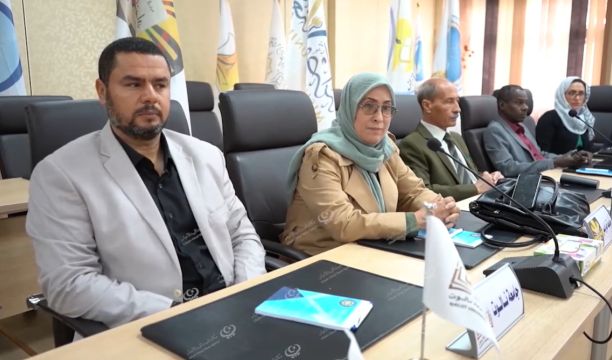 النقيب العام لمعلمي ليبيا يقدم درع الوفاء للمحامي المترافع عن قضيتهم