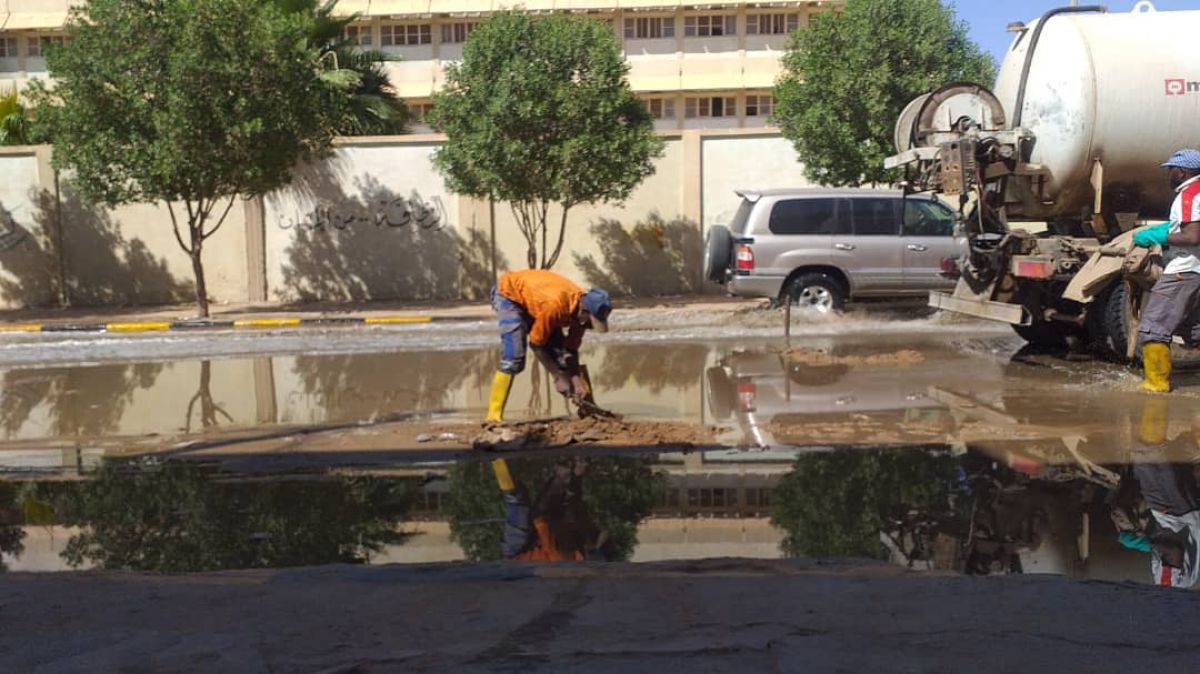 شركة المياه تبدأ في فتح انسداد خط الصرف الصحي بمحلة المهدية سبها