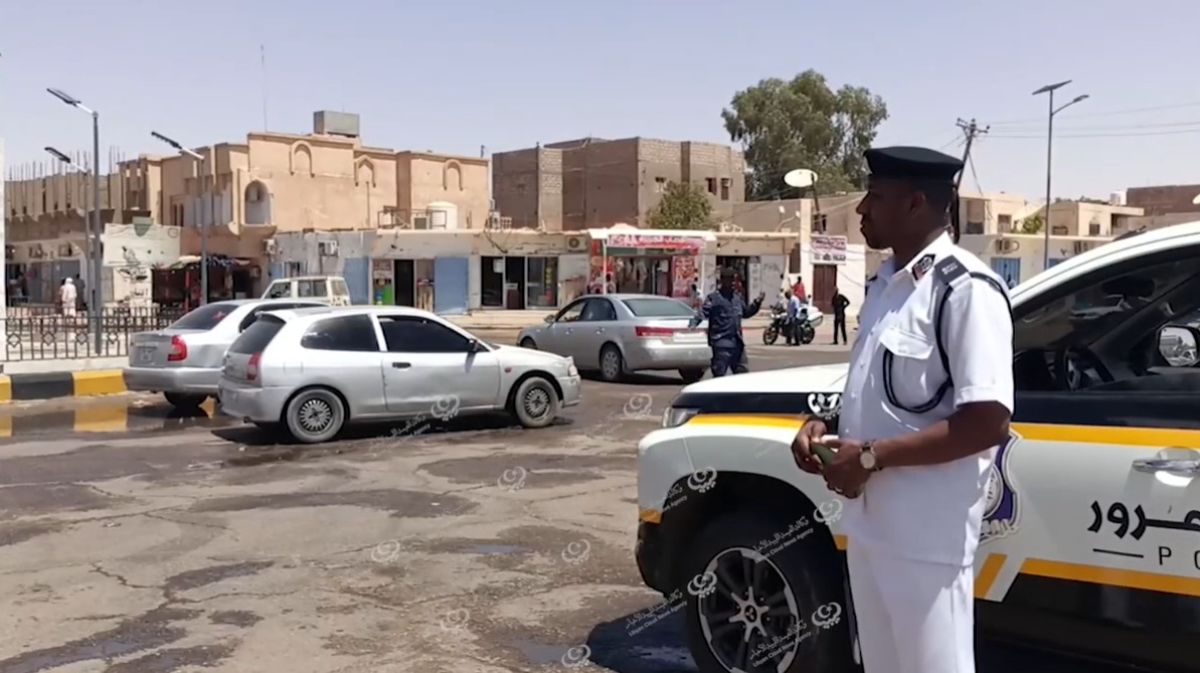 دورية مشكلة من قسم المرور والأمن المركزي لضبط المخالفات المرورية في أوباري