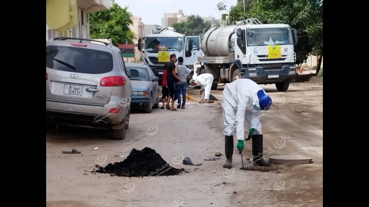 المياه والصرف الصحي تواصل أعمالها بتنظيف وتهيئة شبكة الصرف الصحي بمدينة درنة