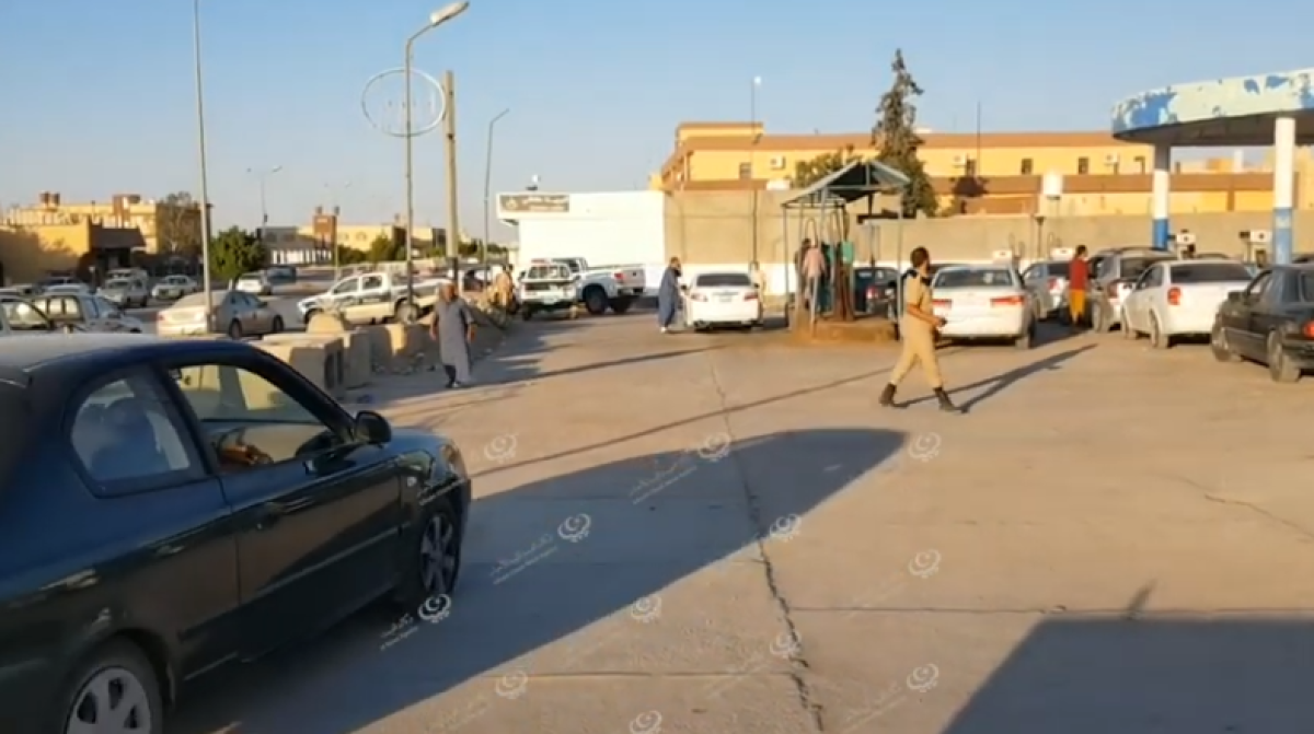 ازدحام على محطات الوقود في مدينة بني وليد