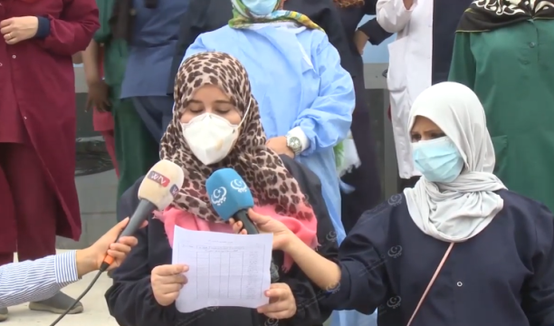 وقفة احتجاجية للموظفون والعاملون بشركة الخطوط الجوية الأفريقية أمام مصرف الواحة