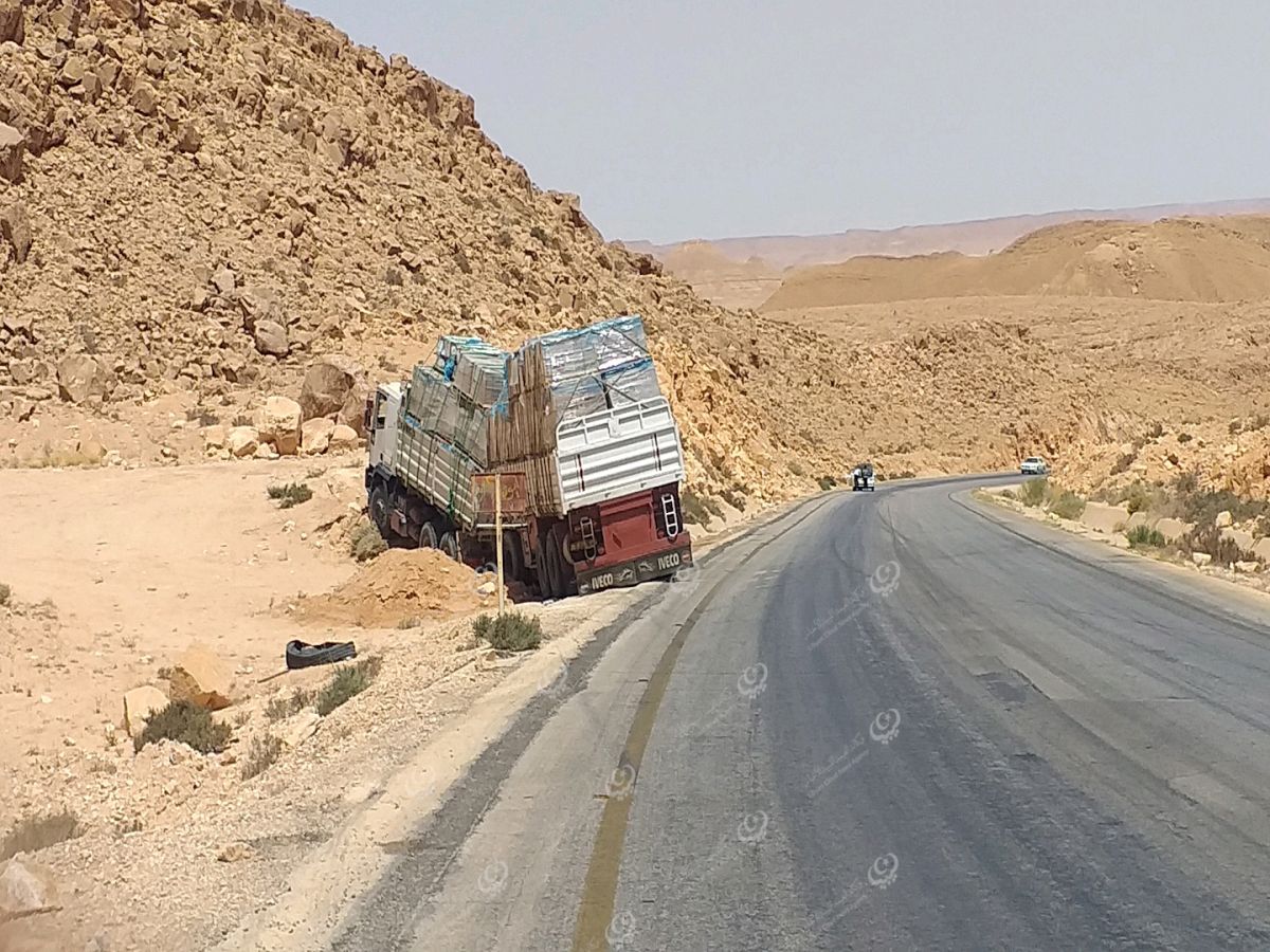 شاحنة محملة بمواد البناء تخرج عن مسارها وتصطدم بالجبل في منحدر البطمة