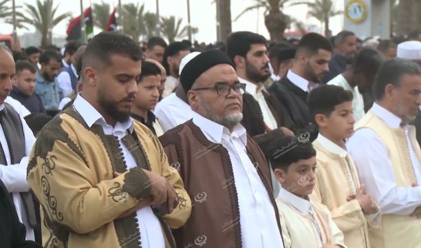 (الحناء) من العادات القديمة للعائلات الليبية في عيد الفطر